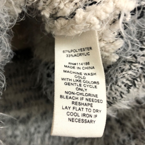 89th and Madison unique fluffy sweater cream/grey  size Small - Picture 2 of 3